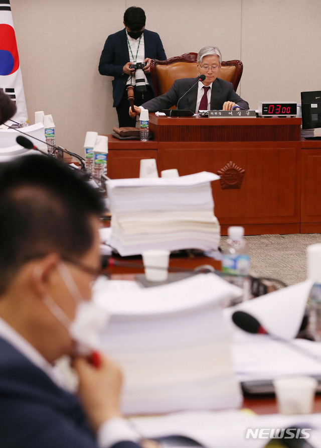 [서울=뉴시스] 김진아 기자 = 여상규 국회 법사위원장이 20일 서울 여의도 국회에서 열린 법제사법위원회 전체회의에서 의사봉을 두드리고 있다. 2020.05.20.&nbsp; bluesoda@newsis.com