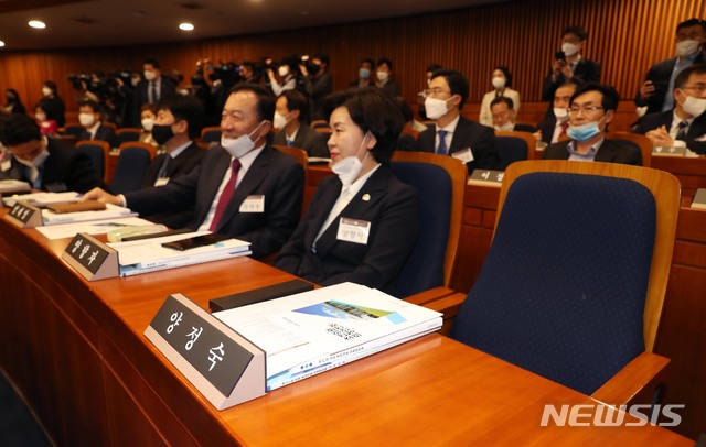 [서울=뉴시스] 고승민 기자 = 20일 서울 여의도 국회 헌정기념관에서 열린 21대 초선 국회의원 의정연찬회에서 양정숙 당선인 자리가 비어있다.  2020.05.20.kkssmm99@newsis.com