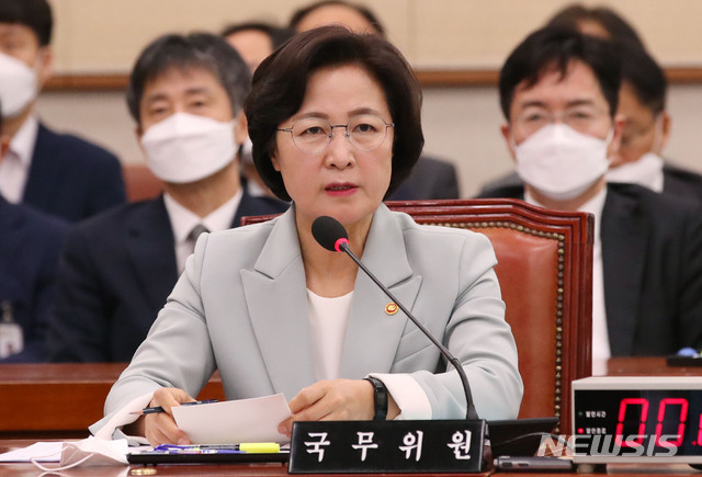 [서울=뉴시스] 김진아 기자 = 추미애 법무부 장관이 20일 서울 여의도 국회에서 열린 법제사법위원회 전체회의에서 의원의 질의에 답하고 있다. 2020.05.20.&nbsp; bluesoda@newsis.com