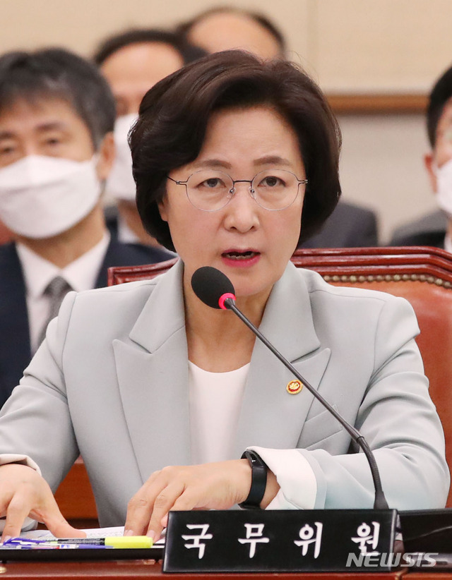 [서울=뉴시스] 김진아 기자 = 추미애 법무부 장관이 지난달 20일 서울 여의도 국회에서 열린 법제사법위원회 전체회의에서 의원의 질의에 답하고 있다. 2020.05.20. bluesoda@newsis.com