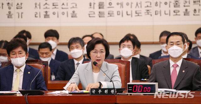 [서울=뉴시스] 김진아 기자 = 추미애 법무부 장관이 20일 서울 여의도 국회에서 열린 법제사법위원회 전체회의에서 의원의 질의에 답하고 있다. 2020.05.20.&nbsp; bluesoda@newsis.com