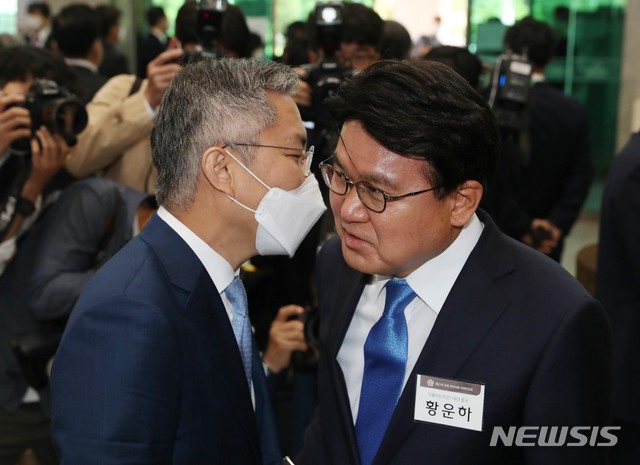 [서울=뉴시스] 고승민 기자 = 황운하(오른쪽) 더불어민주당 당선인과 최강욱 열린민주당 대표가 20일 서울 여의도 국회 헌정기념관에서 열린 21대 초선 국회의원 의정연찬회에서 대화를 하고 있다. 2020.05.20. kkssmm99@newsis.com