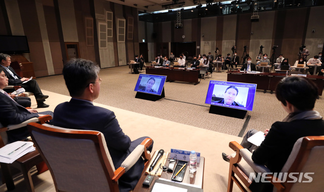 [서울=뉴시스] 전진환 기자 = '코로나19의 세계적 확산과 한반도 정세'를 논의하는 한미 언론 합동 토론회가 열린 20일 오전 서울 중구 한국프레스센터 국제회의장에서 참석자들이 영상으로 마크 내퍼 미국무부 부차관보의 발제를 듣고 있다. 2020.05.20.&nbsp; amin2@newsis.com