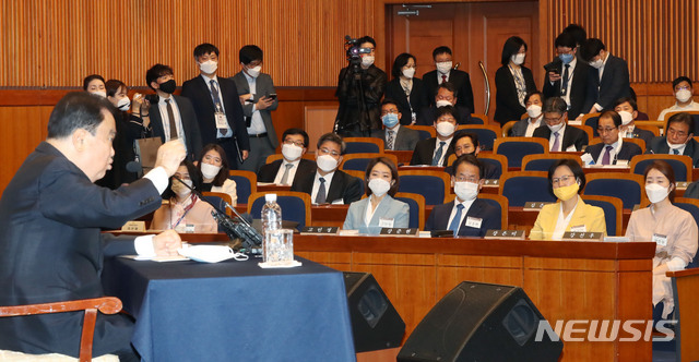 [서울=뉴시스] 고승민 기자 = 21대 초선 국회의원들이 20일 서울 여의도 국회 헌정기념관에서 열린 21대 초선 국회의원 의정연찬회에서 문희상 국회의장의 특강을 듣고 있다. 2020.05.20. kkssmm99@newsis.com