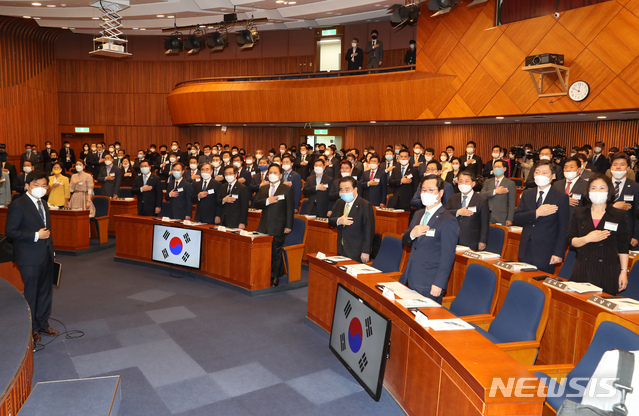 [서울=뉴시스] 고승민 기자 = 문희상 국회의장과 21대 국회의원 초선 당선자들이 20일 서울 여의도 국회 헌정기념관에서 열린 21대 초선 국회의원 의정연찬회에서 국민의례를 하고 있다. 2020.05.20. kkssmm99@newsis.com
