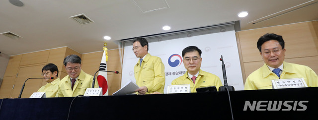 [서울=뉴시스]박주성 기자 = 김용범 기획재정부 제1차관이 20일 오전 서울 종로구 정부서울청사에서 열린 제4차 비상경제 중대본 회의결과 브리핑에 참석하고 있다. 이날 비상경제 중대본회의에서 홍남기 경제부총리 겸 기획재정부 장관은 저신용등급 포함 회사채·CP 매입기구(SPV) 설립과 관련해 "1차적으로 10조원 규모로 출범할 계획"이라며 "필요시 20조원까지 규모 확대도 검토하겠다"고 말했다. 2020.05.20. park7691@newsis.com