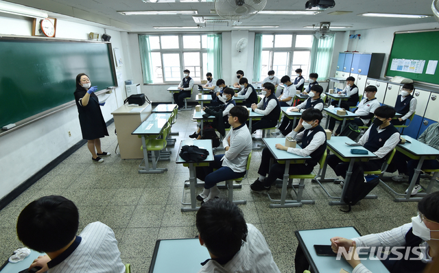 [수원= 뉴시스] 김종택기자 = 고등학교 3학년 등교가 시작된 20일 오전 경기 수원시 팔달구 수원고등학교에서 고3 학생들이 수업을 듣고 있다. 2020.05.20. semail3778@naver.com