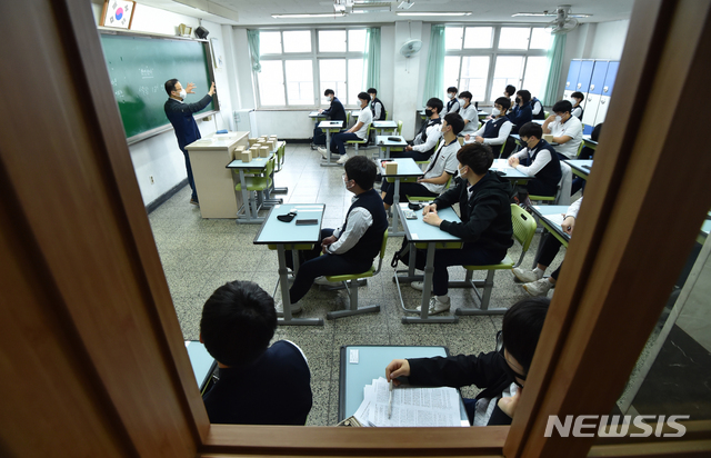 [수원= 뉴시스] 김종택기자 = 고등학교 3학년 등교가 시작된 20일 오전 경기 수원시 팔달구 수원고등학교에서 고3 학생들이 수업을 듣고 있다. 2020.05.20.semail3778@naver.com