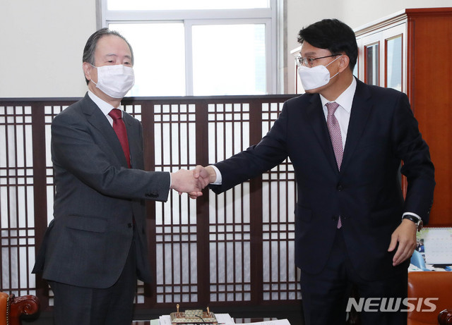 [서울=뉴시스] 장세영 기자 = 윤상현(오른쪽) 국회 외통위원장과 도미타 고지 주한 일본대사가 20일 서울 여의도 국회 외교통일위원장실에서 악수하고 있다. 2020.05.20.   photothink@newsis.com