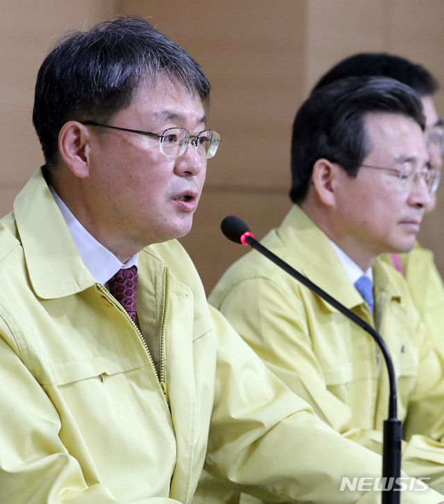 [서울=뉴시스]박주성 기자 = 윤면식 한국은행 부총재가 20일 오전 서울 종로구 정부서울청사에서 열린 제4차 비상경제 중대본 회의결과 브리핑에 참석해 저신용등급 포함 회사채·CP 매입기구(SPV) 설립 관련 설명을 하고 있다. 이날 비상경제 중대본회의에서 홍남기 경제부총리 겸 기획재정부 장관은 저신용등급 포함 회사채·CP 매입기구(SPV) 설립과 관련해 "1차적으로 10조원 규모로 출범할 계획"이라며 "필요시 20조원까지 규모 확대도 검토하겠다"고 말했다. 2020.05.20. park7691@newsis.com