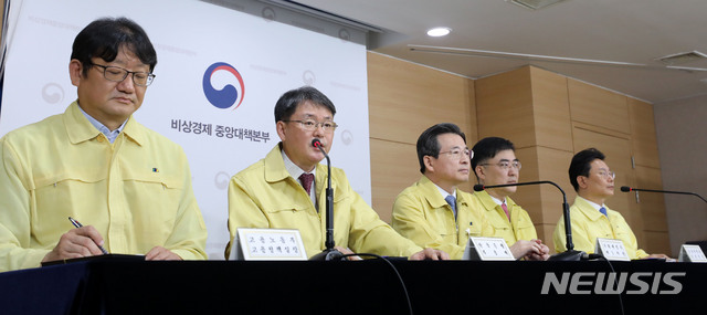 [서울=뉴시스]박주성 기자 = 윤면식 한국은행 부총재가 20일 오전 서울 종로구 정부서울청사에서 열린 제4차 비상경제 중대본 회의결과 브리핑에 참석해 저신용등급 포함 회사채·CP 매입기구(SPV) 설립 관련 설명을 하고 있다. 이날 비상경제 중대본회의에서 홍남기 경제부총리 겸 기획재정부 장관은 저신용등급 포함 회사채·CP 매입기구(SPV) 설립과 관련해 "1차적으로 10조원 규모로 출범할 계획"이라며 "필요시 20조원까지 규모 확대도 검토하겠다"고 말했다. 2020.05.20. park7691@newsis.com