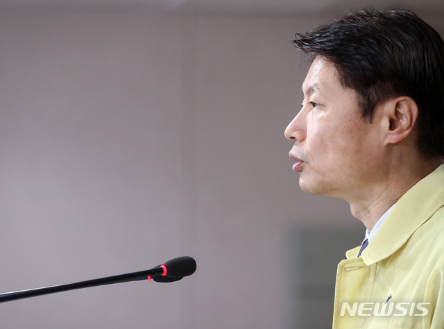 [서울=뉴시스]박주성 기자 = 김강립 중앙재난안전대책본부 1총괄조정관이 20일 오전 서울 종로구 정부서울청사 브리핑룸에서 코로나19 대응 정례브리핑을 하고 있다. 2020.05.20.&nbsp; park7691@newsis.com