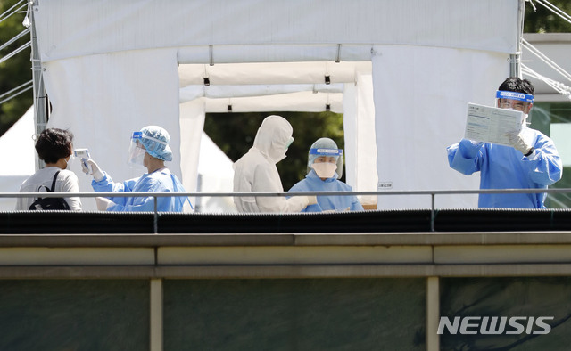 [서울=뉴시스] 최동준 기자 = 20일 서울 강남구 삼성서울병원 선별진료소에서 의료진이 발열 체크를 하고 있다. 간호사 4명이 확진판정을 받은 삼성병원에서는 추가 감염자가 나오지 않았다. 2020.05.20.&nbsp; photocdj@newsis.com