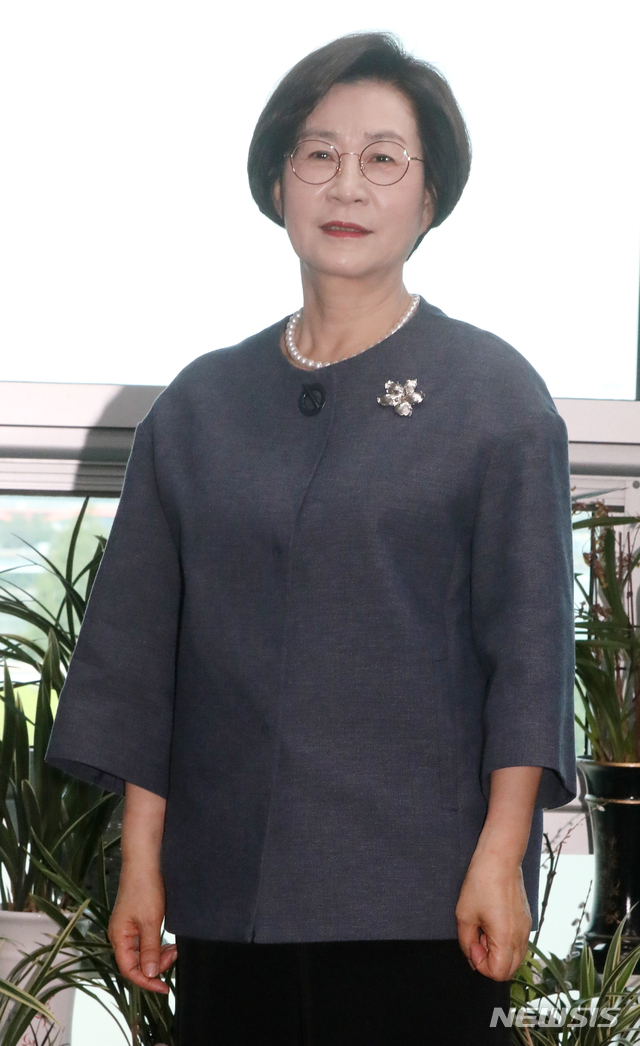 [서울=뉴시스]김명원 기자 = ‘헌정사 최초 여성 국회부의장’ 후보로 나선 김상희 더불어민주당 의원이 20일 오전 서울 여의도 국회 의원회관 의원실에서 기자를 만나 환하게 웃음짓고 있다. 2020.05.20. kmx1105@newsis.com
