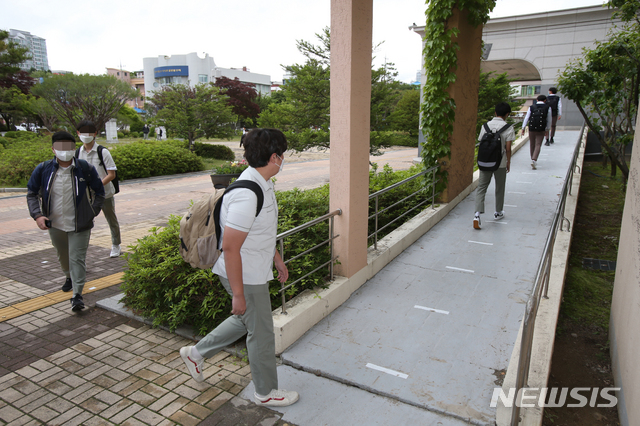 [춘천=뉴시스] 김경목 기자 = 고등학교 3학년 등교 개학 첫날인 20일 오전 학생들이 신종 코로나바이러스 감염증(코로나19) 예방을 위해 사회적 거리 두기 지침을 따르며 강원 춘천시 춘천고등학교에 등교하고 있다. 2020.05.20. photo31＠newsis.com