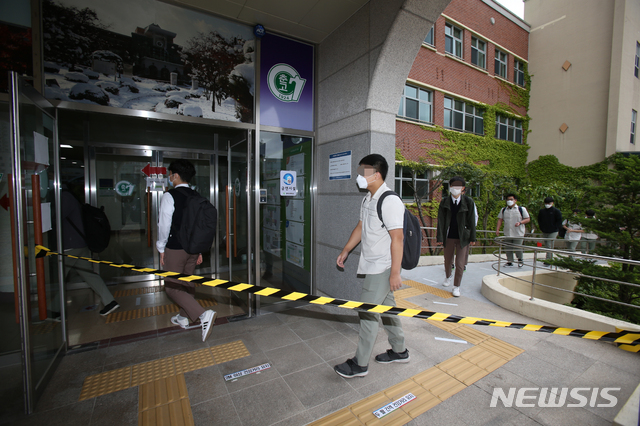 [춘천=뉴시스] 김경목 기자 = 고등학교 3학년 등교 개학 첫날인 20일 오전 학생들이 신종 코로나바이러스 감염증(코로나19) 예방을 위해 사회적 거리 두기 지침을 따르며 강원 춘천시 춘천고등학교에 등교하고 있다. 2020.05.20. photo31＠newsis.com