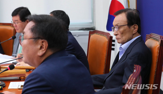[서울=뉴시스] 장세영 기자 = 이해찬 더불어민주당 대표가 20일 서울 여의도 국회에서 열린 더불어민주당 최고위원회의에 참석해 생각에 잠겨 있다. 2020.05.20.&nbsp; photothink@newsis.com