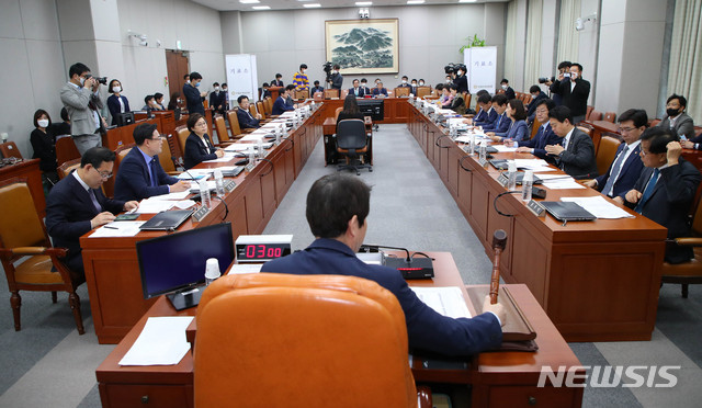 [서울=뉴시스] 장세영 기자 = 이인영 국회 운영위원장이 20일 서울 여의도 국회에서 열린 운영위원회 전체회의에서 의안을 상정하고 있다. 2020.05.20. photothink@newsis.com