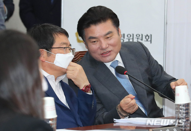 [서울=뉴시스] 장세영 기자 = 미래한국당 원유철 대표와 백승주 원내수석부대표가 20일 서울 여의도 국회에서 열린 운영위원회 전체회의에 참석하며 대화하고 있다. 2020.05.20. photothink@newsis.com