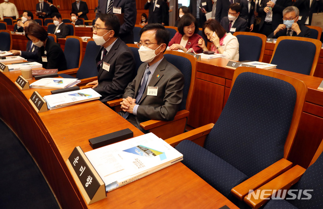 [서울=뉴시스] 고승민 기자 = 20일 서울 여의도 국회 헌정기념관에서 열린 21대 초선 국회의원 의정연찬회에서 윤미향 더불어시민당 당선인의 자리가 비어 있다. 2020.05.20. photo@newsis.com