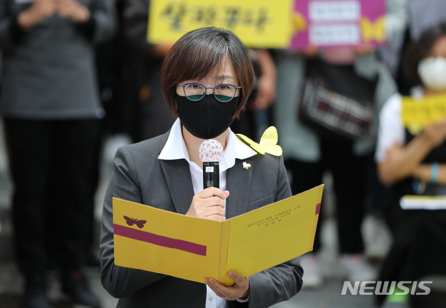 [서울=뉴시스] 박미소 기자 = 이나영 정의기억연대 신임 이사장이 20일 오전 서울 종로구 옛 주한일본대사관 앞의 소녀상 앞에서 열린 1440차 일본군 위안부 문제 해결을 위한 정기 수요시위에서 일본군성노예제 문재해결을 위한 정의기억연대 이사회 입장문을 발표하고 있다. 2020.05.20.&nbsp; misocamera@newsis.com 