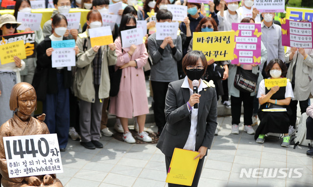 [서울=뉴시스] 박미소 기자 = 이나영 정의기억연대 신임 이사장이 20일 오전 서울 종로구 옛 주한일본대사관 앞의 소녀상 앞에서 열린 1440차 일본군 위안부 문제 해결을 위한 정기 수요시위에서 일본군성노예제 문재해결을 위한 정의기억연대 이사회 입장문을 발표하고 있다. 2020.05.20.    misocamera@newsis.com