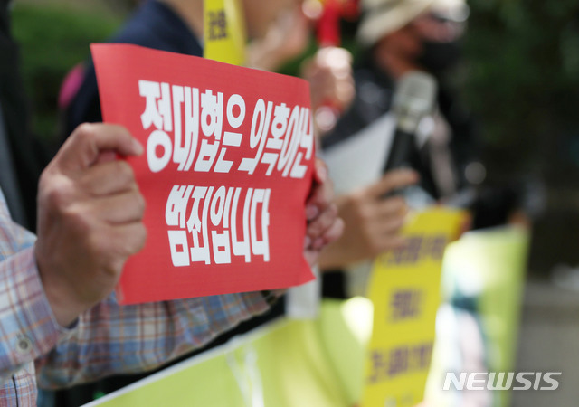 [서울=뉴시스] 박미소 기자 = 이용수 할머니가 '수요집회 기부금 사용' 의혹을 제기한 이후 두번째 수요집회가 열린 지난 20일 오후 서울 종로구 옛 주한일본대사관 인근에서 자유연대 회원을 비롯한 보수단체 회원들이 윤미향 전 정의기억연대 이사장 규탄 기자회견을 하고 있다. 2020.05.20. misocamera@newsis.com