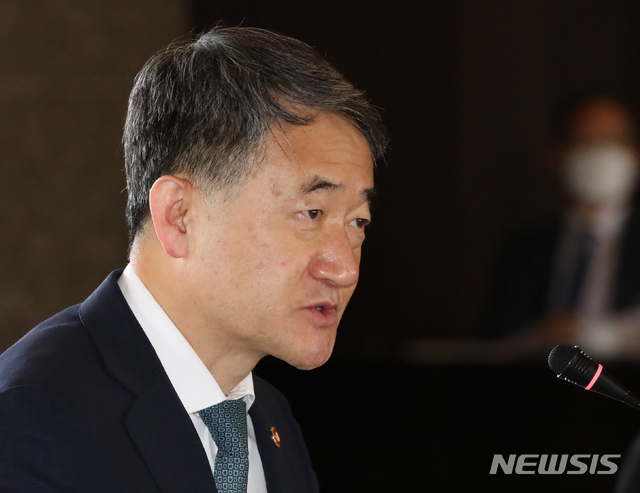 [서울=뉴시스] 조수정 기자 = 2020년도 제5차 국민연금기금운용위원회가 열린 20일 오후 서울 중구 플라자호텔에서 위원장인 박능후 보건복지부 장관이 모두발언 하고 있다. 2020.05.20. chocrystal@newsis.com