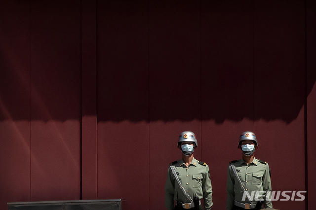 [베이징=AP/뉴시스]20일 중국 베이징 톈안먼 광장 근처에서 신종 코로나바이러스 감염증(코로나19) 예방을 위해 마스크를 쓴 경찰이 경계를 서고 있다. 코로나19로 연기됐던 중국 최대 정치 행사 양회(兩會: 전국인민대표대회와 전국인민정치협상회의)가 오는 21일 인민대회당에서 열린다. 올해는 코로나19 검사 결과가 음성으로 나와야 참석할 수 있고 현장 취재도 제한되는 것으로 알려졌다. 2020.05.20.