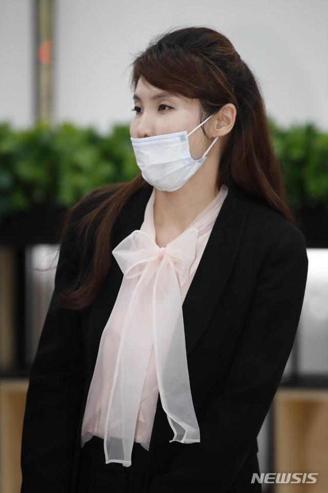 [서울=뉴시스] 박민석 기자 = 법무부 양성평등정책 특별자문관인 서지현 검사가 20일 오후 서울 서대문구 경찰청에서 열린 '여성안전 정책자문단 위촉식'에 참석해 참석자들과 대화하고 있다. 2020.05.20.&nbsp; mspark@newsis.com