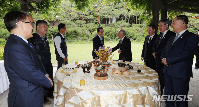 [서울=뉴시스]전진환 기자 = 코로나19 위기 극복 노사정대표자회의가 20일 오후 서울 종로구 삼청동 총리공관에서 정세균 국무총리 주최로 열려 정 총리가 손경식 경총 회장과 인사를 나누고 있다. 왼쪽부터 김용기 일자리위원회 부위원장, 문성현 경제사회노동위원회 위원장, 김동명 한국노총 위원장, 김명환 민주노총 위원장, 정 총리, 손 회장, 박용만 대한상의 회장, 이재갑 고용노동부 장관, 홍남기 부총리 겸 기획재정부 장관. 2020.05.20.&nbsp; photo@newsis.com