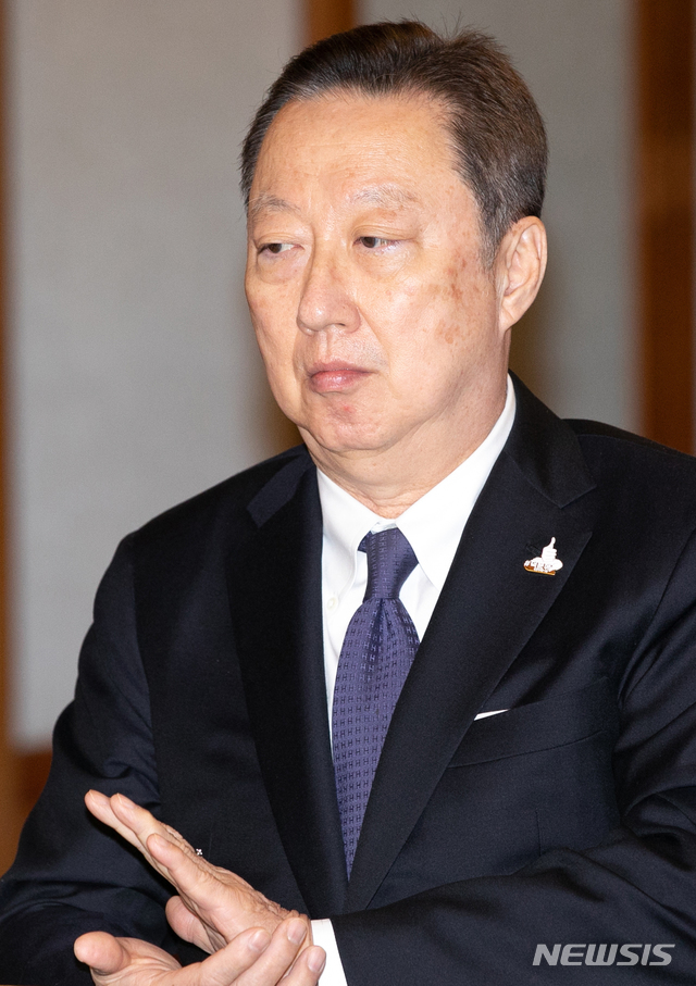 [서울=뉴시스] 전진환 기자 = 박용만 대한상의 회장이 20일 오후 코로나19 위기 극복을 위한 노사정 대표자회의가 열린 서울 삼청동 총리공관에서 참석자들의 발언을 듣고 있다. 2020.05.20.&nbsp; photo@newsis.com