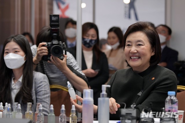 [서울=뉴시스]최동준 기자 = 박영선 중소벤처기업부 장관이 20일 서울 강남구 코엑스에서 열린 '브랜드K 선정기업 온라인 화상 수출상담회' 에서 해외 바이어에게 화장품을 소개하고 있다. 2020.05.20. photo@newsis.com