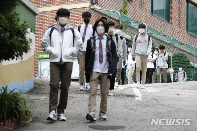 [서울=뉴시스] 박민석 기자 = 고등학교 3학년 학생들의 등교 수업 첫날인 20일 오후 서울 종로구 대신고등학교에서 마스크를 착용한 고3 학생들이 수업이 끝난 뒤 하교하고 있다. 2020.05.20. mspark@newsis.com