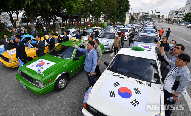 [광주=뉴시스] 신대희 기자 = 5·18구속부상자회와 전국 민주택시노동조합 광주본부 조합원들이 20일 오후 광주 북구 무등경기장 앞에서 제40주년 민주기사의 날 기념식을 열고 임을 위한 행진곡을 제창하고 있다. 2020.05.20.&nbsp;&nbsp; sdhdream@newsis.com