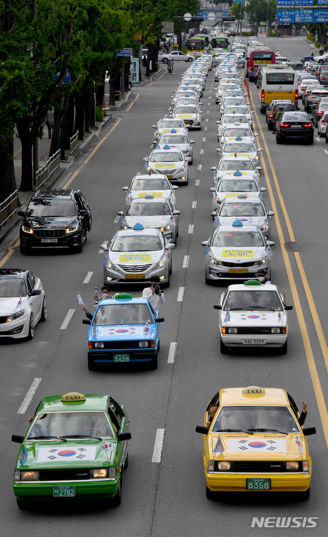 [광주=뉴시스] 신대희 기자 = 5·18구속부상자회와 전국 민주택시노동조합 광주본부 조합원들이 20일 광주제일고 주변에서 민주기사의 날 40주년 기념 행사를 열고 있다. 40년 전 5·18민주화운동 당시 전남도청 앞 금남로를 가득 메우고 광주시민들의 저항을 촉발시켰던 차량 행렬 시위를 재현했다. 2020.05.20. sdhdream@newsis.com