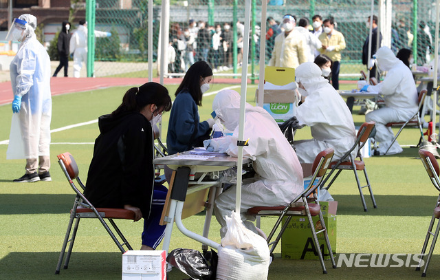 [인천=뉴시스] 이종철 기자 = 인천에서 신종 코로나바이러스 감염증(코로나19)에 감염된 고3 학생이 추가 확인되면서 많은 학생들이 20일 오후 인천시 미추홀구청 운동장에 설치된 선별진료소에서 검사를 받고 있다. 2020.05.20.&nbsp; jc4321@newsis.com