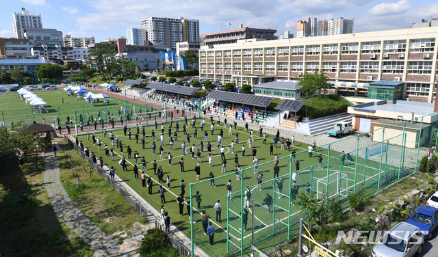 [인천=뉴시스] 이종철 기자 = 인천에서 신종 코로나바이러스 감염증(코로나19)에 감염된 고3 학생이 추가 확인되면서 많은 학생들이 20일 오후 인천시 미추홀구청 운동장에 설치된 선별진료소에서 검사를 받기 위해 줄을 서고 있다. 2020.05.20. jc4321@newsis.com