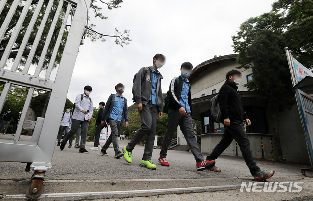 [서울=뉴시스]박주성 기자 = 고등학교 3학년 학생들의 등교 수업 첫날인 지난 20일 오후 서울 종로구 경복고등학교에서 마스크를 착용한 고3 학생들이 수업이 끝난 뒤 하교하고 있다. 2020.05.20. park7691@newsis.com