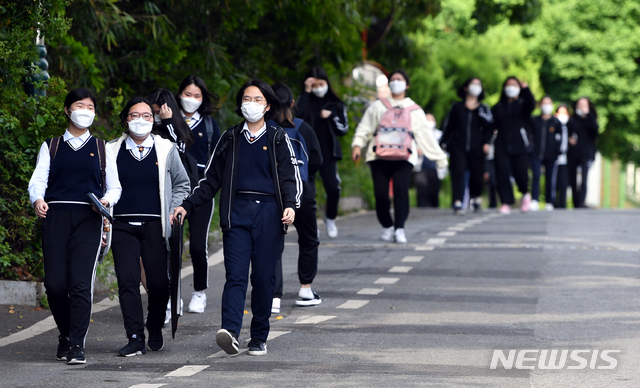 [광주=뉴시스] 류형근 기자 = 20일 오후 광주 남구 봉선동 동아여자고등학교 3학년 학생들이 5개월만에 이뤄진 등교 수업을 마치고 마스크를 착용한 채 하교 있다. 2020.05.20.   hgryu77@newsis.com