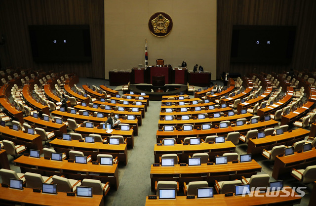 [서울=뉴시스] 김진아 기자 = 20일 서울 여의도 국회에서 열린 본회의가 산회하자 의원들이 회의장을 나가고 있다. 2020.05.20. bluesoda@newsis.com