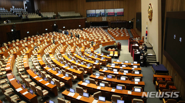 [서울=뉴시스] 장세영 기자 = 의원들이 20일 서울 여의도 국회 본회의장에서 열린 제378회 국회(임시회) 제1차 본회의에서 산회 선포 이후 본회의장을 나서고 있다. 2020.05.20.&nbsp; photothink@newsis.com