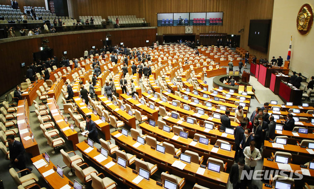 [서울=뉴시스] 장세영 기자 = 의원들이 20일 서울 여의도 국회 본회의장에서 열린 제378회 국회(임시회) 제1차 본회의에서 산회 선포 이후 박수치며 본회의장을 나서고 있다. 2020.05.20.&nbsp; photothink@newsis.com