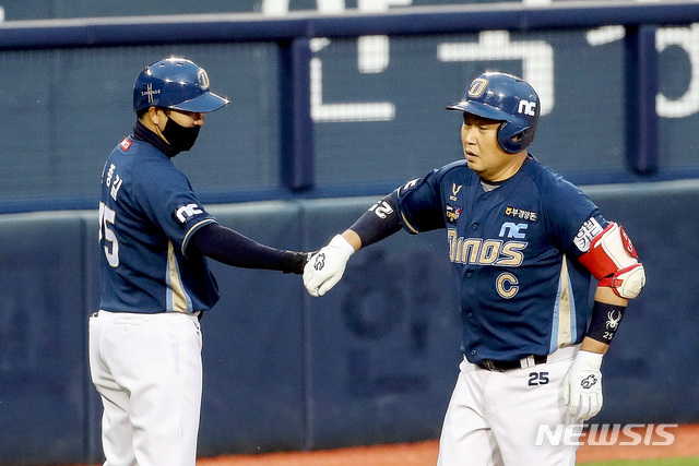 [서울=뉴시스]김병문 기자 = 20일 오후 서울 송파구 잠실야구장에서 열린 2020 신한은행 SOL KBO리그 두산 베어스 대 NC 다이노스의 경기, 4회초 1아웃 주자 없는 상황 NC 양의지가 동점 솔로홈런을 날리고 베이스를 돌고 있다. 2020.05.20.&nbsp; dadazon@newsis.com