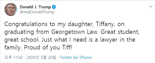 [서울=뉴시스] 도널드 트럼프 미국 대통령이 20일(현지시간) 트위터를 통해 넷째이자 막내 딸인 티파니의 조지타운대 로스쿨 졸업식을 축하했다. 2020.5.21.