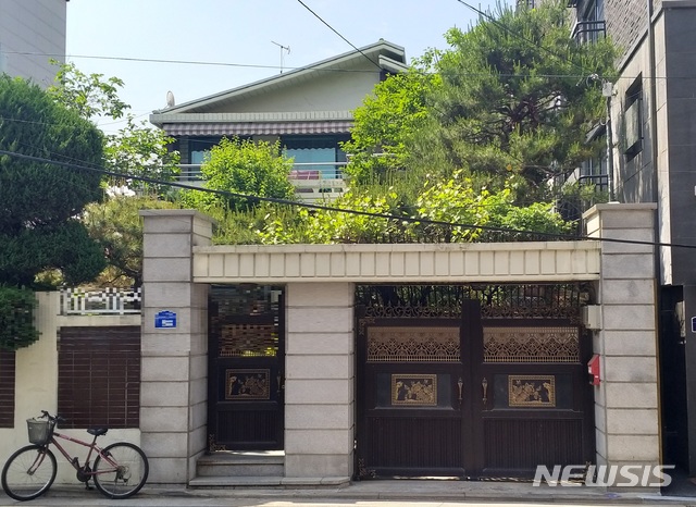 [서울=뉴시스] 박민기 기자 = 서울 마포구 연남동 소재 일본군 위안부 피해자 할머니들을 위한 마포 쉼터 '평화의 우리집'. 2020.05.21. minki@newsis.com 