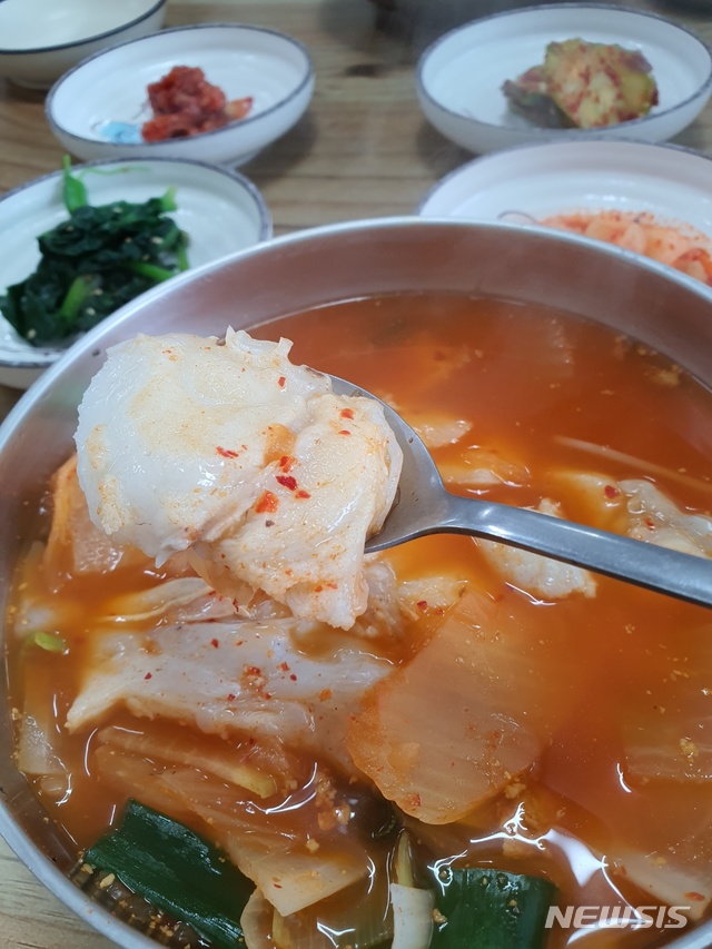 [서울=뉴시스] 꼼치는 살 자체에 별 맛이 있는 것은 아니지만, 독특한 식감에 한 번 빠지면 헤어나올 수 없다. 주로 국으로 끓여 많이 먹는데, 동해안에서 곰치국을 시키면 어느 곳을 들어가도 대개 비슷한 그릇을 받게 된다. 멀겋게 끓여낸 김칫국에 대파 몇 조각, 허옇고 몽글몽글한 꼼치 살점이 들었다.