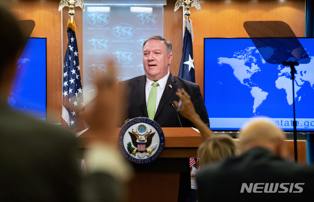 [워싱턴=AP/뉴시스]마이크 폼페이오 미국 국무장관이 20일(현지시간) 워싱턴D.C.의 국무부 청사에서 기자회견을 진행하고 있다. 2020.5.21.