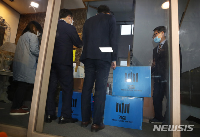 [서울=뉴시스] 고범준 기자 = 검찰 수사관들이 지난 21일 오전 서울 마포구 정의기억연대(정의연)사무실에서 부실 회계 의혹 등을 받는 정의연에 대한 압수수색을 마치고 압수품을 들고 나오고 있다. 2020.05.21. bjko@newsis.com