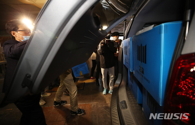 [서울=뉴시스] 고범준 기자 = 검찰 수사관들이 지난 21일 오전 서울 마포구 정의기억연대(정의연)사무실에서 부실 회계 의혹 등을 받는 정의연에 대한 압수수색을 마치고 압수품을 차량에 싣고 있다. 2020.05.21. bjko@newsis.com